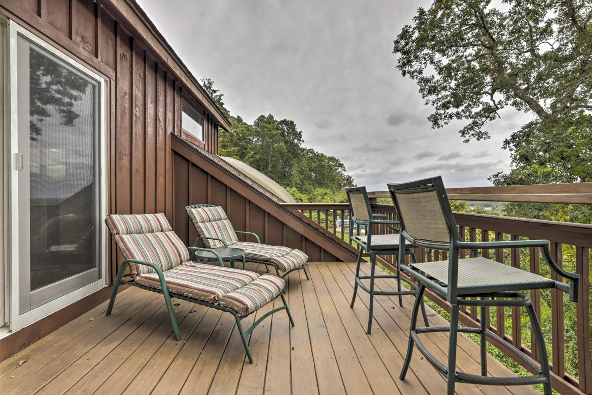 Private Guest House With Deck And Spectacular Views! Uncasville Exterior photo