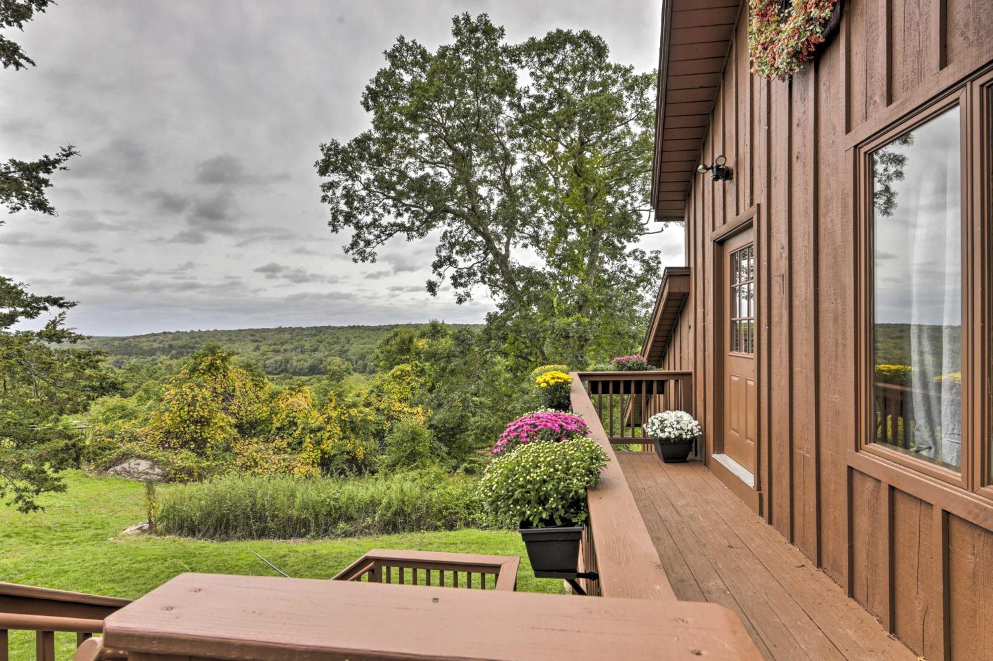 Private Guest House With Deck And Spectacular Views! Uncasville Exterior photo