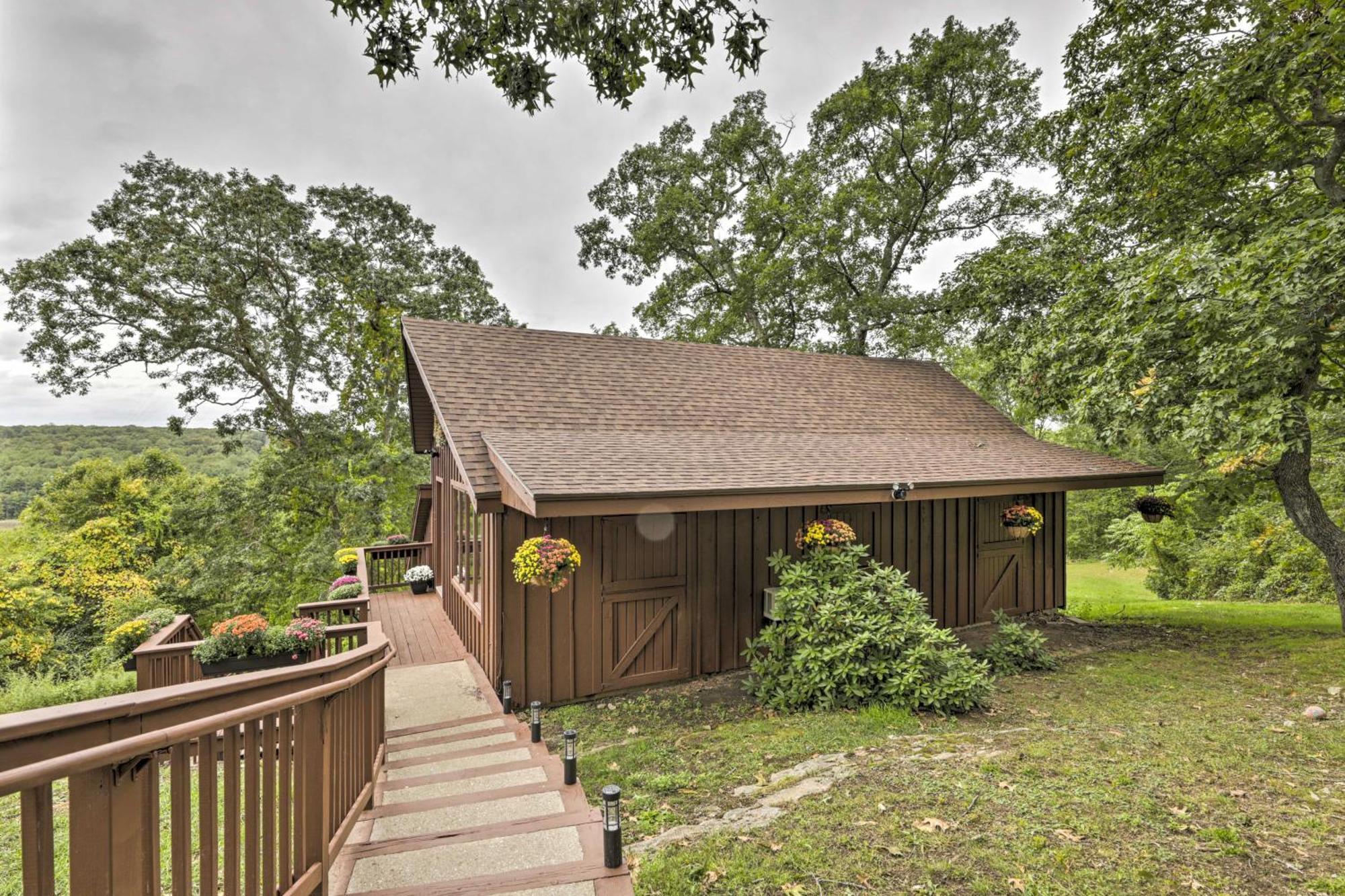 Private Guest House With Deck And Spectacular Views! Uncasville Exterior photo
